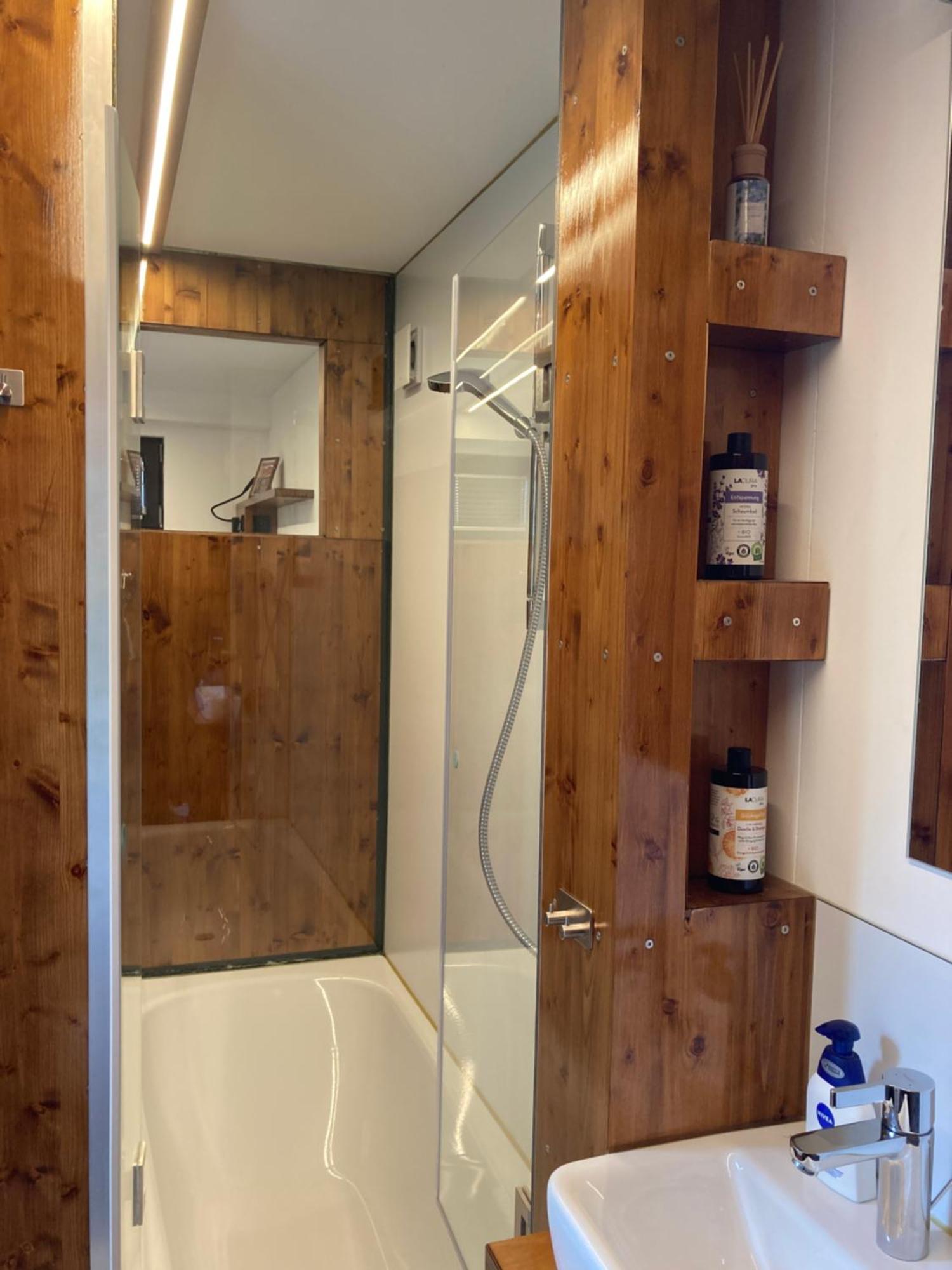 Tiny House Im Seecontainer Mit Parkplatz, Glasfaser, Netflix, Veranda Und Gehobener Ausstattung コーブルク エクステリア 写真